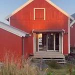 Seaside Boathouse In Veiholmen Smola