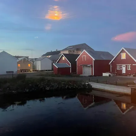 Seaside Boathouse In Veiholmen Smola