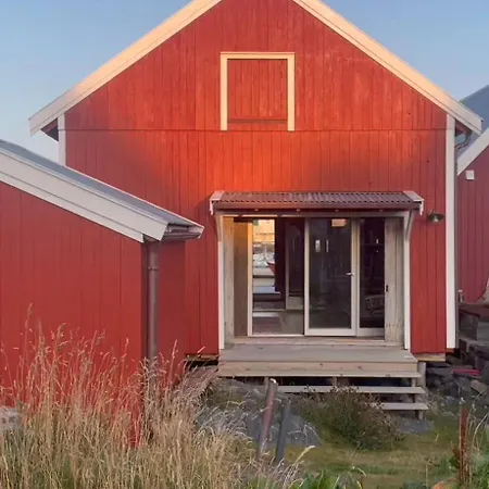 Seaside Boathouse In Veiholmen Smola
