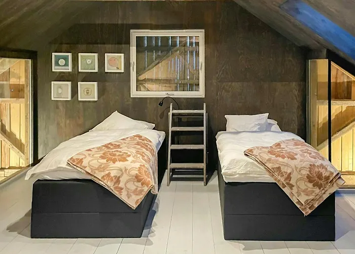 Seaside Boathouse In Veiholmen Smola